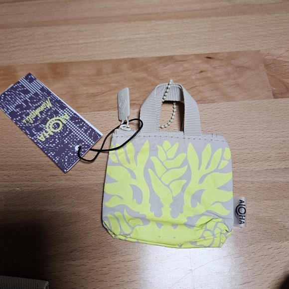 ALOHA Collection x Manuheali’i Holiday Gift Tripper Set NWT - Picture 6 of 7